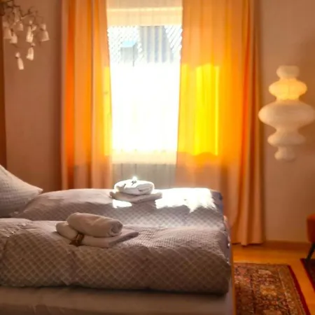 Vintage-neu Teilrenoviert Apartment *
